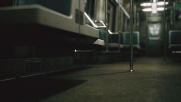 vagón de metro en EE. UU. vacío debido a la epidemia de coronavirus covid-19 video