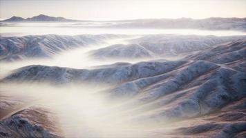 paisagem de montanha com nevoeiro profundo de manhã