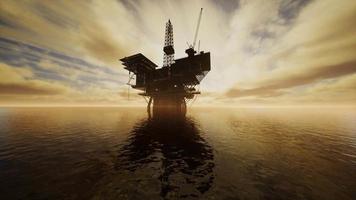 offshore jack-up rig in het midden van de zee bij zonsondergang video