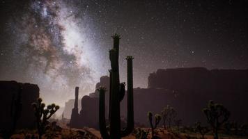 de melkweg boven de woestijn van Utah, usa video