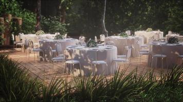 café de rue avec tables et chaises vides video