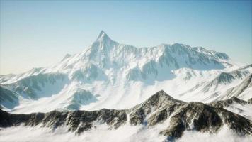 Paysage de montagne aérien 8k en haute altitude video