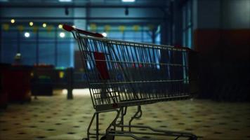supermercado cerrado vacío debido a la epidemia de coronavirus covid-19 video
