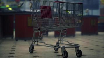 lege gesloten supermarkt wegens covid-19 coronavirusepidemie video