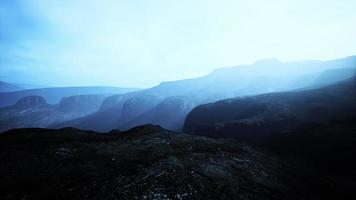 montagnes noires dans un épais brouillard video