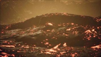 Lavafelder und Hügel am aktiven Vulkan video
