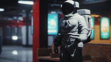 astronaut på underjordisk tunnelbana video