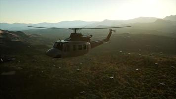 Helicóptero militar de los Estados Unidos en cámara lenta en Vietnam video