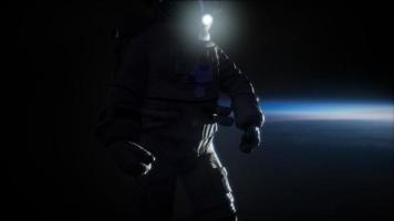 astronauta en el espacio ultraterrestre contra el telón de fondo del planeta tierra video