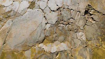 fragment de mur avec rayures et fissures