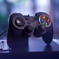 controlador de videojuegos negro sobre la mesa foto