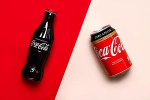 botella de vidrio clásica de coca-cola y lata de coca-cola zero foto