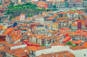 vista panorámica aérea del centro histórico de la ciudad de porto oporto con edificios típicos de techo de tejas rojas foto