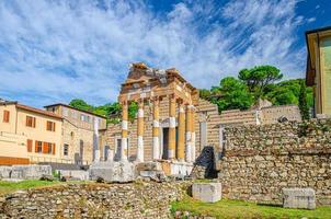 capitolio de brixia o templo de la tríada capitolina o tempio capitolino ruinas y santuario repubblicano foto