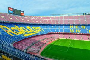 el camp nou es el estadio del club de fútbol barcelona foto