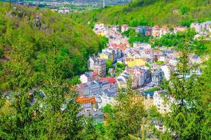 Vista aérea superior del centro histórico de la ciudad de Karlovy Vary Carlsbad con hermosos edificios coloridos foto