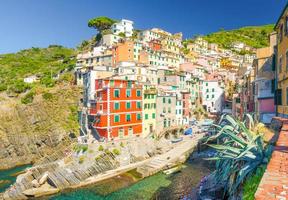 riomaggiore tradicional pueblo pesquero italiano típico en el parque nacional cinque terre foto