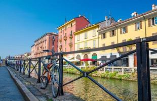 Bicicleta cerca de la baranda de Naviglio Grande Grand Canal, Milán, Italia foto