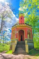 edificio de ladrillo neogótico de la torre vigía charles iv en el bosque de slavkov, hayas con hojas verdes foto