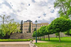 edificio de la escuela primaria, parque con árboles verdes en el centro histórico de la ciudad de kutna hora foto