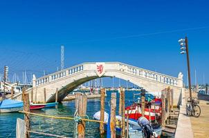 puente de piedra ponte di vigo a través del canal de agua vena en el centro histórico de chioggia foto