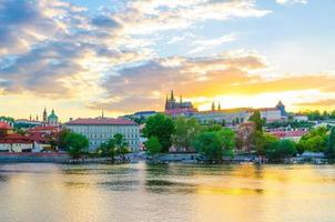 centro histórico de la ciudad de praga. castillo de praga, st. catedral de vitus en el distrito de hradcany foto