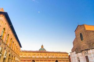 basílica de la iglesia de san petronio, palazzo dei banchi y palazzo re enzo edificio del palacio en la plaza piazza maggiore foto