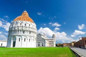 pisa baptisterio battistero, catedral de pisa duomo cattedrale y torre inclinada torre en la plaza piazza del miracoli foto