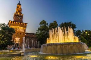 antiguo castillo medieval sforza castello sforzesco y torre, milán, italia foto