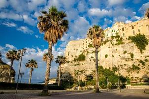 coloridos edificios de piedra de la ciudad de tropea en la cima del acantilado, calabria, italia foto