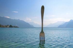 Tenedor de acero gigante en el agua del lago Leman, cantón de Vaud, Suiza foto