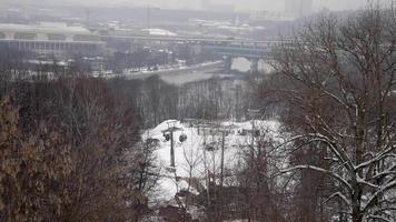 passeio turístico de teleférico sobre o rio em moscou, vista da cabine. andando de teleférico em um dia frio de inverno. video