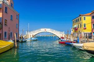 Chioggia paisaje urbano con estrecho canal de agua vena foto