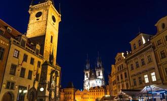 plaza de la ciudad vieja de praga stare mesto centro histórico de la ciudad. reloj astronomico foto