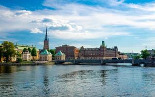 Isla riddarholmen con capiteles de la iglesia riddarholm, estocolmo, suecia foto