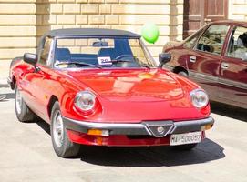 coches de automóviles retro clásicos antiguos en italia foto