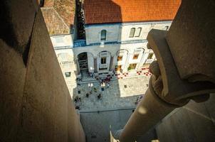 plaza de la catedral y edificios antiguos, split, dalmacia, croacia foto