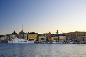 casco antiguo de gamla stan con edificios tradicionales, estocolmo, suecia foto