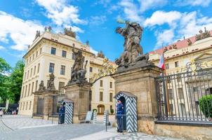 praga, la guardia de honor de la república checa está de guardia en una cabina a la entrada del castillo de praga foto