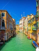 paisaje urbano de Venecia con estrecho canal de agua foto