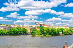 vista del casco antiguo de praga, centro histórico con castillo de praga, st. catedral de vitus en el distrito de hradcany foto