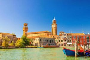 paisaje urbano de las islas murano con la torre del reloj torre dell'orologio foto