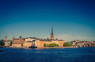 Isla riddarholmen con capiteles de la iglesia riddarholm, estocolmo, suecia foto