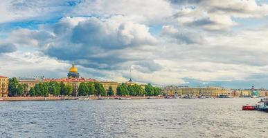 panorama de la ciudad de san petersburgo con fila de edificios antiguos en el terraplén del río neva foto