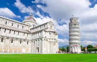 catedral de pisa duomo cattedrale y torre inclinada torre en piazza del miracoli plaza verde césped foto