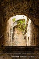 paredes de piedra, escaleras y lámparas interiores de la antigua torre del castillo castello doria en la ciudad de portovenere foto