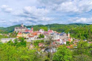 vista panorámica aérea de la ciudad medieval de loket con el castillo de loket hrad loket foto