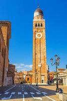 reloj y campanario de la catedral santa maria assunta duomo edificio de la iglesia católica romana en chioggia foto