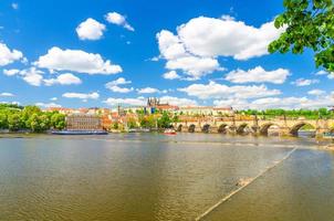 vista del casco antiguo de praga, centro histórico con castillo de praga, st. catedral de vitus en el distrito de hradcany foto