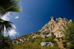 vista de las murallas y la torre del castillo de san hilarión, norte de chipre foto